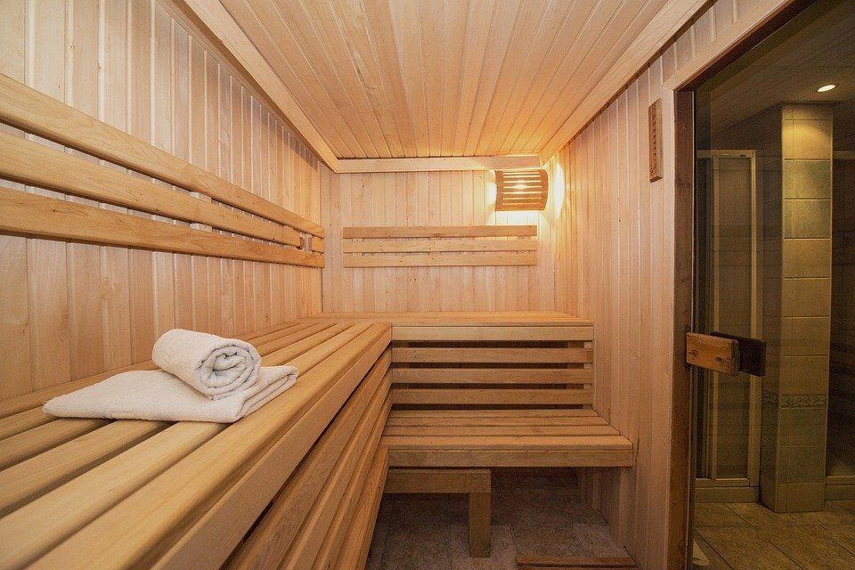 Jak przygotować się do wizyty w saunie?