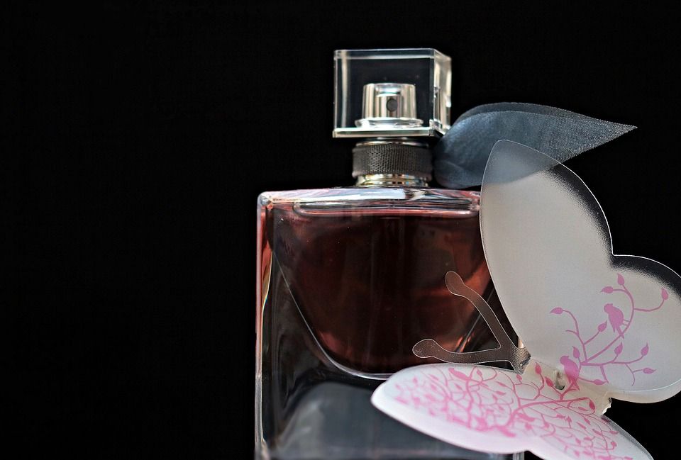 Sztuka dobrania perfum: Oryginalność czy ekonomia?