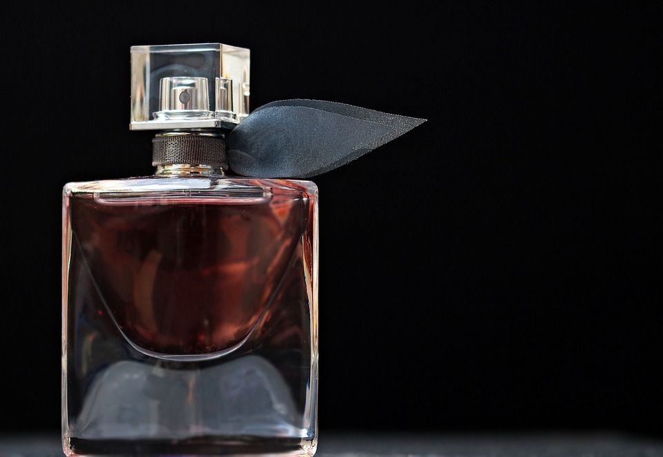 Porównanie: oryginalne perfumy a ich tańsze odpowiedniki
