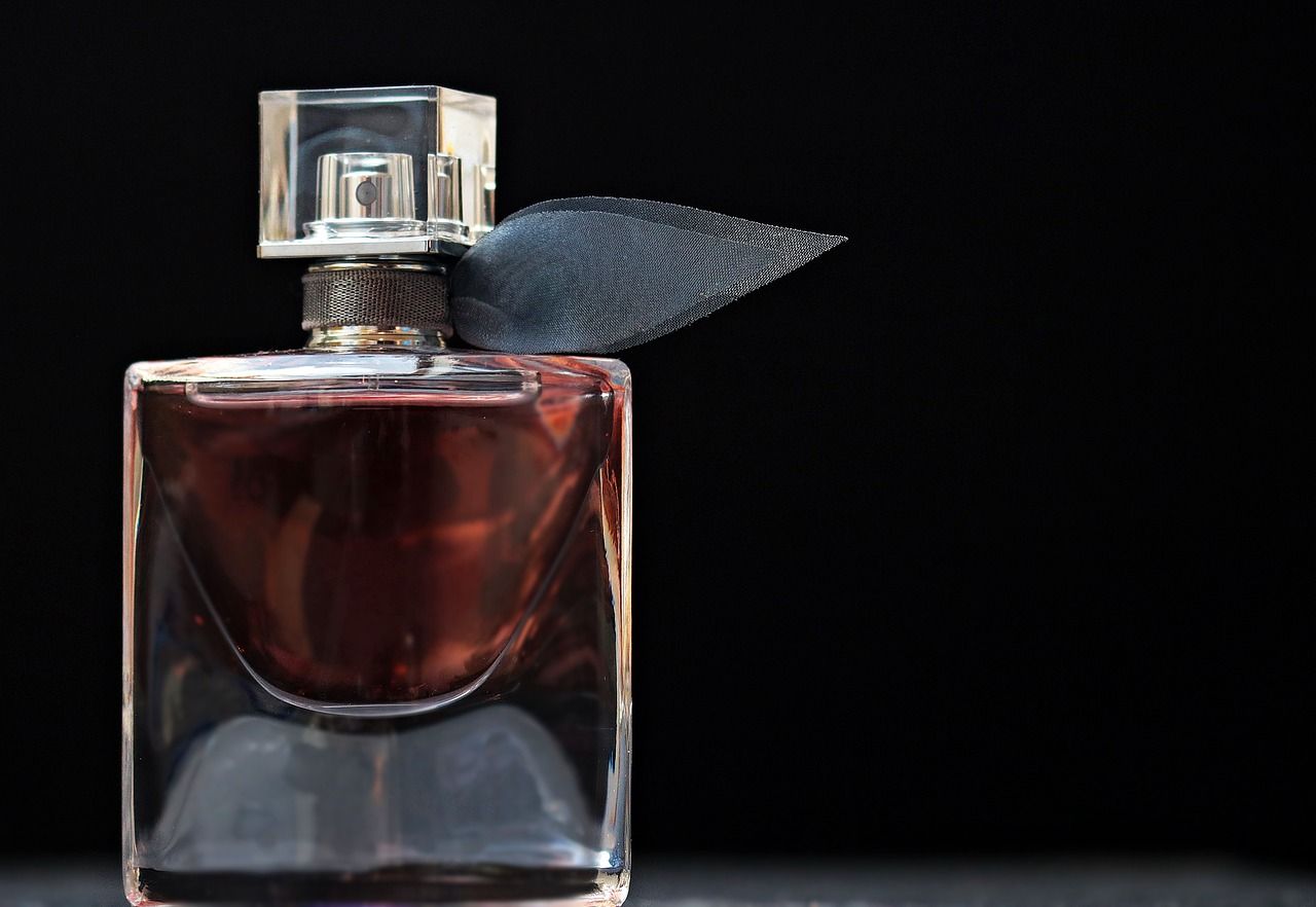 Czy wiesz jakie są najbardziej popularne nuty zapachowe w perfumach dla kobiet i mężczyzn?
