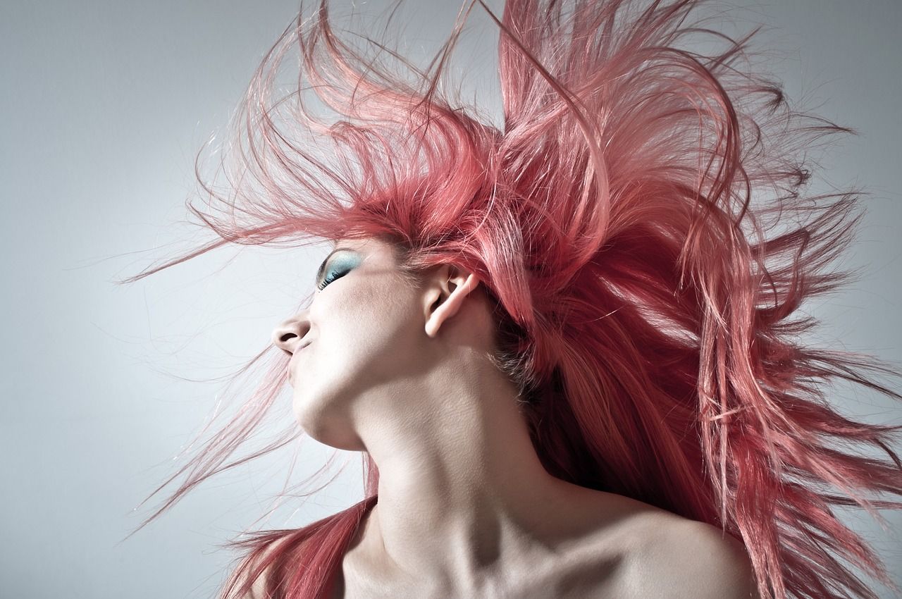 Fioletowe włosy jako trend: jak go nosić i pielęgnować z użyciem odpowiednich kosmetyków