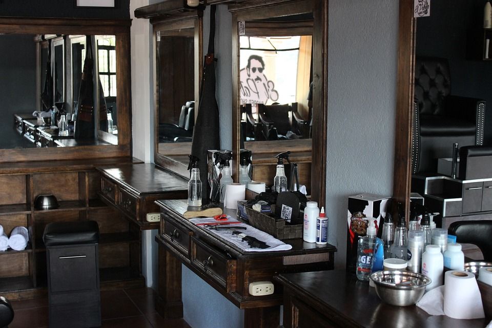 Najlepsze akcesoria fryzjerskie – co powinno znaleźć się w każdym salonie?
